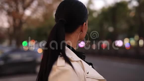 女人望着城市里的道路后景视频的预览图