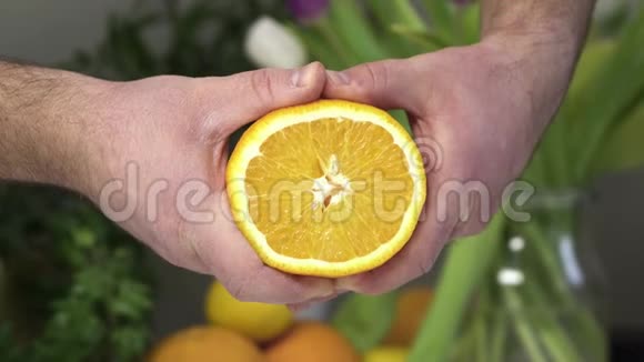 两只公手捏黄橙橙汁从那家伙手流下来背景是树上的树视频的预览图