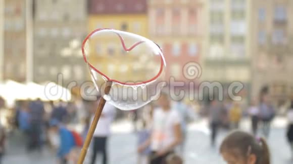 肥皂泡在城镇广场上出现视频的预览图