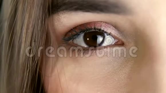 女性眼后化妆特写眼睛看着镜头视频的预览图