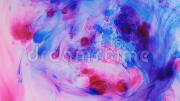 彩色颜料在水中的混沌运动上景视频的预览图