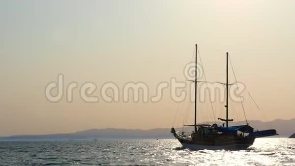 传统的土耳其船或格莱特帆船从后方在土耳其视频的预览图