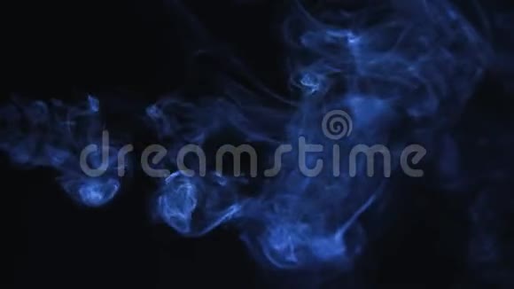蓝色烟雾在黑色背景上的抽象运动视频的预览图