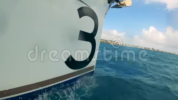 船的侧面图船上有第三个视频的预览图
