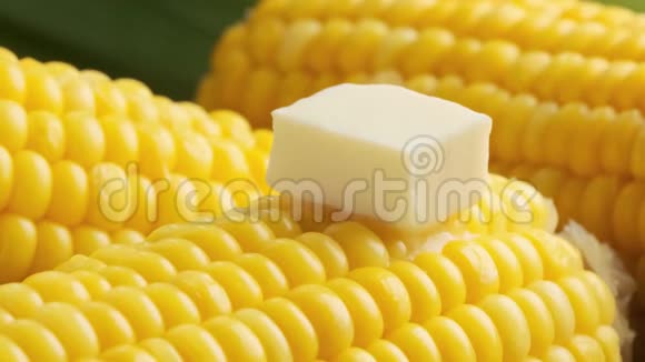 一块黄油在玉米芯上融化视频的预览图