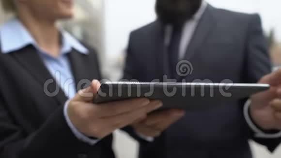 快乐商人把电子签名放在平板电脑上收到汽车钥匙购买视频的预览图