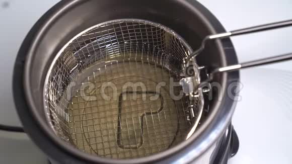 家用迷你油炸锅篮有沸腾的油视频的预览图