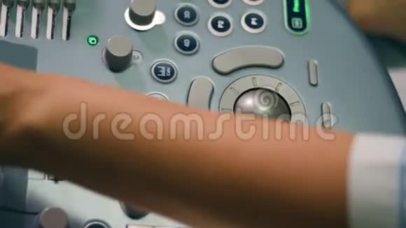 一名妇女正在操作超声波控制台视频的预览图