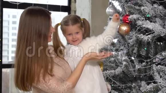 妈妈牵着小女孩的手他们玩圣诞玩具视频的预览图