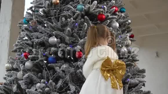 小女孩装饰圣诞树准备过新年视频的预览图