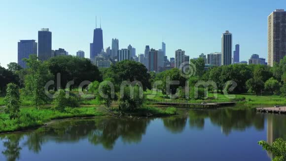 芝加哥市中心城市公园的鸟瞰图视频的预览图