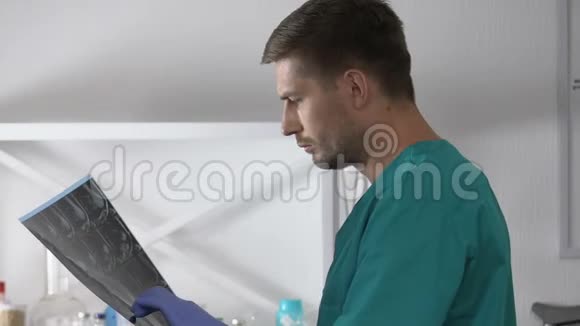 医生在研究手臂x光悲伤的女性病人用绷带看相机视频的预览图
