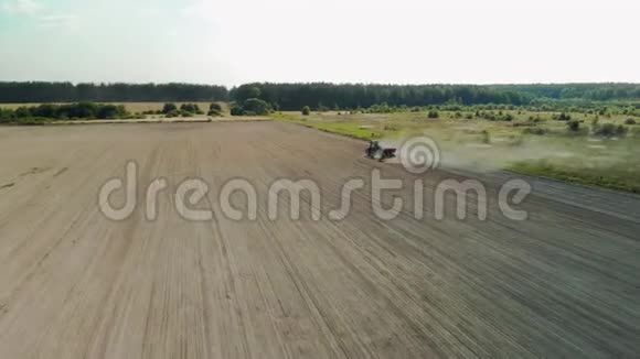 气田拖拉机采用现代联合耕作单元处理多尘产量差的农田视频的预览图