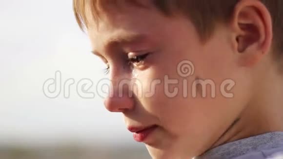 肮脏的孤儿特写哭着流着泪视频的预览图