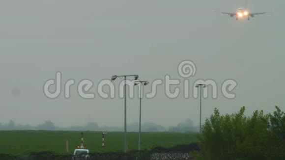 喷气式飞机在雨天降落视频的预览图