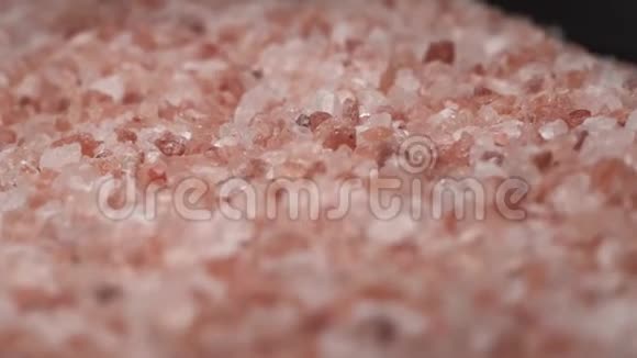 喜玛拉雅红盐趴在桌子上镜头飞越盐电影镜头视频的预览图
