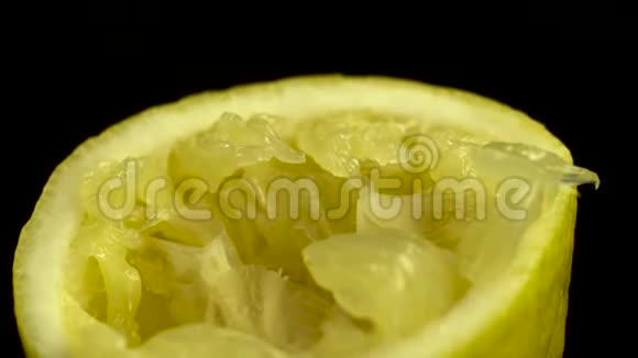 合上黑背景的挤柠檬镜头我们喝了水果中的果汁只留下了水果中的蛋糕视频的预览图
