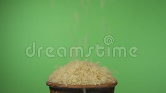 米粒掉进拥挤的泥碗里从里面掉出来孤立在绿色屏幕上视频的预览图