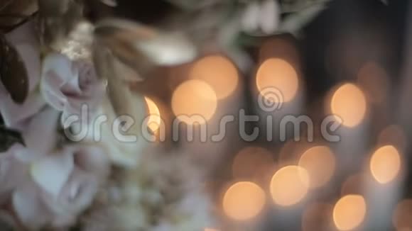 新婚夫妇结婚时美丽的白玫瑰和奶油玫瑰正站在一个花瓶里与一个视频的预览图