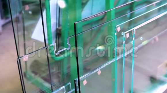 工厂生产的钢化透明浮法玻璃面板切割尺寸视频的预览图
