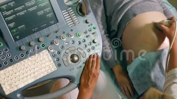 一名携带医疗设备的妇女的超声波手术视频的预览图