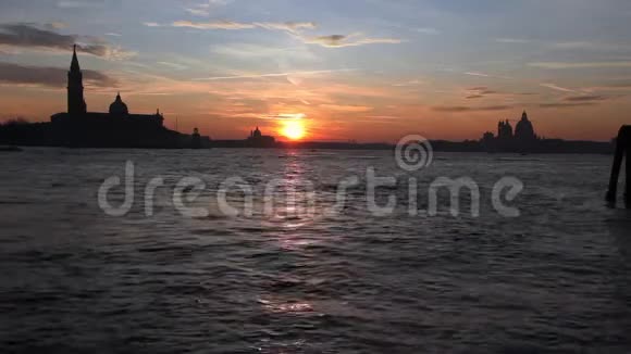 太阳即将降临在意大利威尼斯圣马可盆地视频的预览图