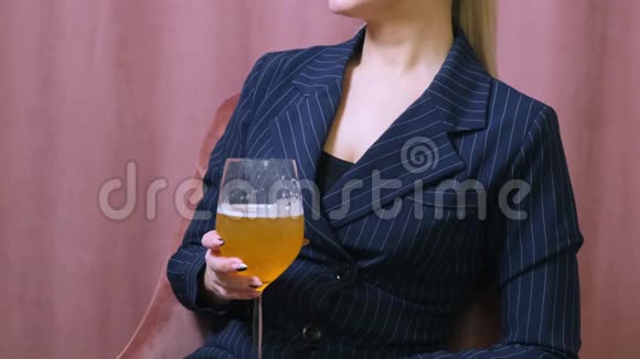 女性酗酒的年轻金发女人拿着香槟啤酒女人在下班后喝酒放松视频的预览图