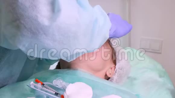 女人在做美容注射特写美容院的女人整形外科诊所视频的预览图