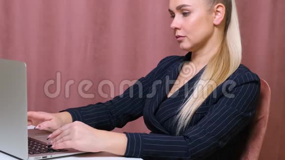 商业女性在笔记本电脑上工作女性悲伤困惑和沮丧商业问题公司负责人办公室视频的预览图