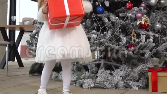 快乐的女孩打开礼物盒拿出圣诞装饰品视频的预览图