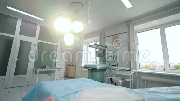 在一间现代化的医院房间里打开手术灯视频的预览图