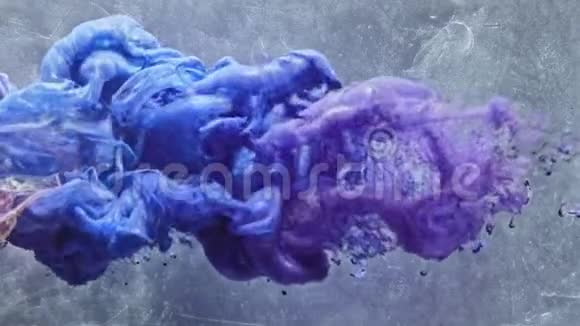 水中的墨水紫色蓝色油漆混合覆盖视频的预览图