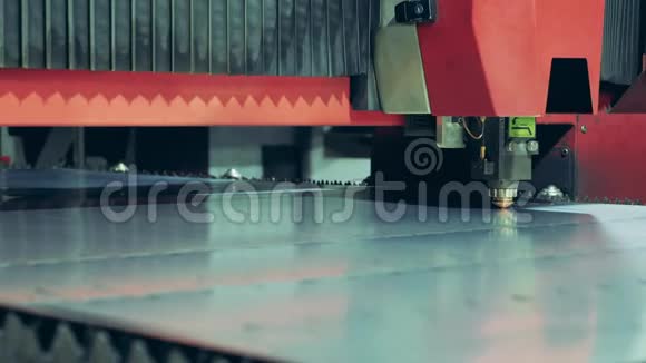 工厂的机器正在用激光切割金属板视频的预览图