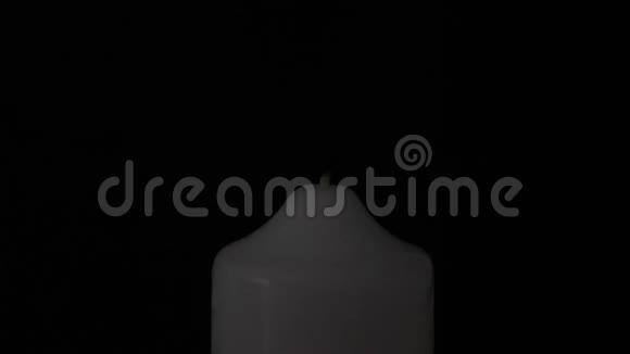 男性手点燃蜡烛与匹配的黑色背景近点视频的预览图