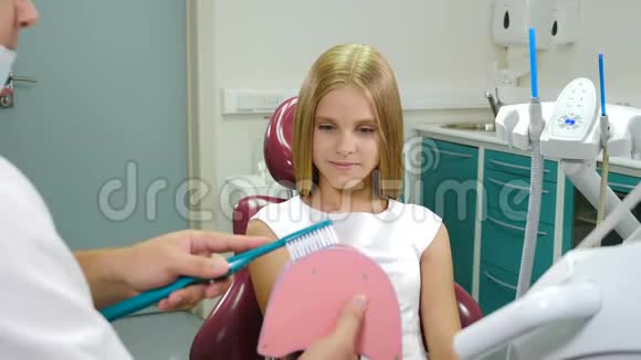 保健概念牙医在下巴模型上展示了如何用牙刷清洁牙齿口腔卫生牙科保健员视频的预览图