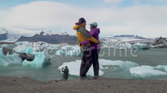 冰川泻湖附近一男一女幸福视频的预览图