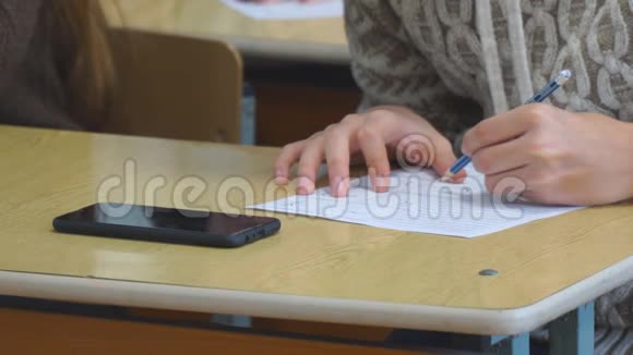 男人或女人用铅笔在一张纸上画画视频的预览图