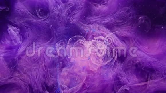 蒸汽流动覆盖紫色闪光烟雾视频的预览图