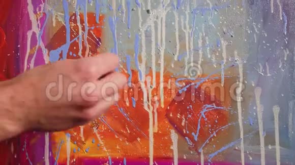 艺术治疗男性手裂涂抹油漆视频的预览图