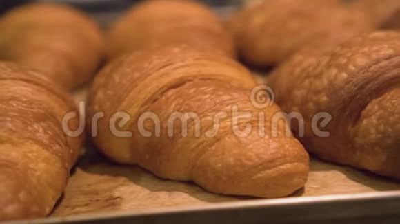 新鲜美味的法国牛角面包躺在烹饪桌上视频的预览图