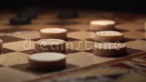 跳棋的游戏关闭场地的镜头以玩棋盘与筹码白色的支票对黑色视频的预览图