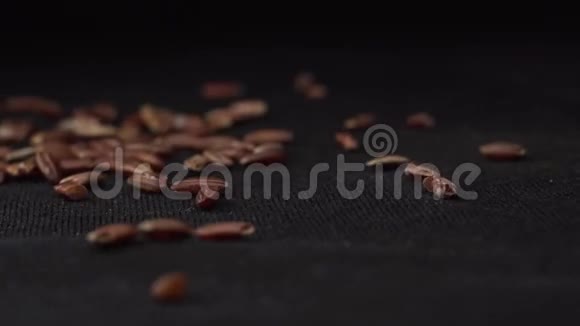 糙米漂亮地落在旋转的黑桌子上在昂贵的食物中糙米用作配菜视频的预览图
