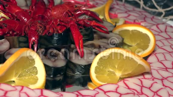 盘子里放着煮熟的小龙虾的鱼视频的预览图