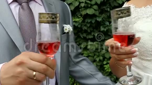 新娘和新郎带着香槟视频的预览图
