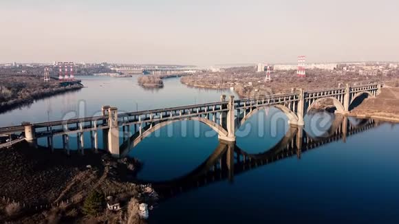 乌克兰德内普河大桥拱桥桥上的鸟瞰图旅行生活方式视频的预览图