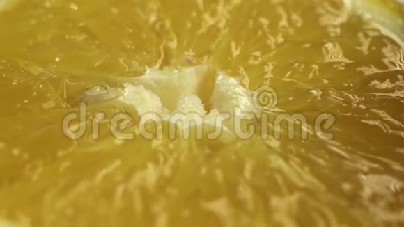 关闭橙色的宏观镜头这是粉碎或挤压果汁覆盖外出和覆盖柑橘人手视频的预览图