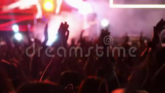 不明身份的人群在音乐音乐会上嬉戏视频的预览图
