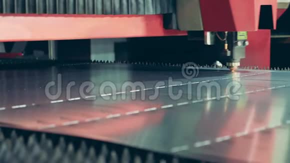 激光机正在对金属材料进行切割激光切割机加工金属片视频的预览图