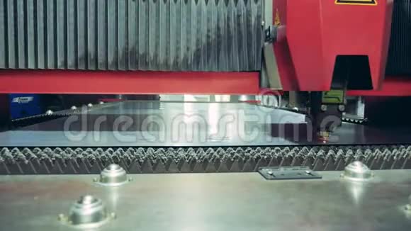 激光机在金属上切割的快速运动激光切割机加工金属片视频的预览图