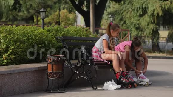 坐在长凳上的少女穿上溜冰鞋视频的预览图
